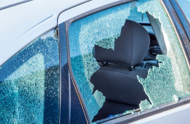 Services de vitrerie auto au Mans : remplacement ou réparation vitres latérales. Intervention rapide et agréée.