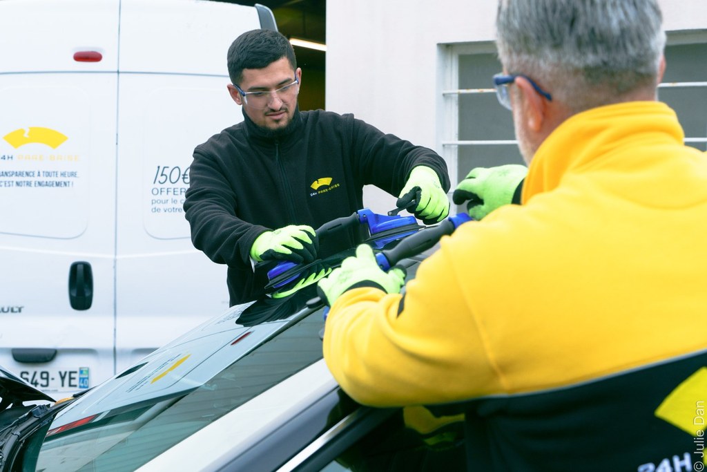 Remplacement de pare brise à domicile au Mans et dans la Sarthe. Intervention rapide, agréée assurances, franchise offerte et devis gratuit.